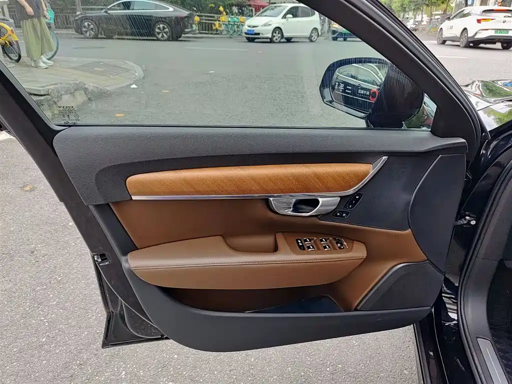 VOLVO S90 PLUG-IN HYBRID