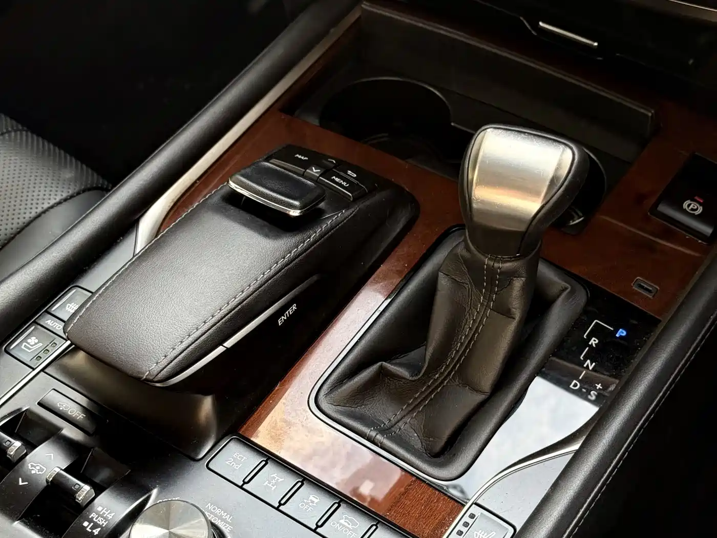 Lexus LX 2017 570 Peak Special Limited Edition фото 13