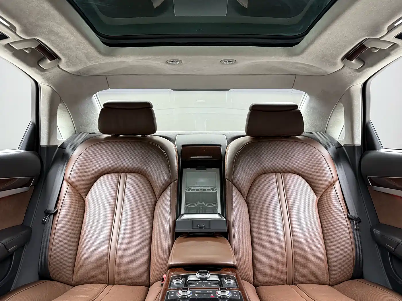 Audi A8 2011 A8L W12 6.3 FSI quattro фото 10
