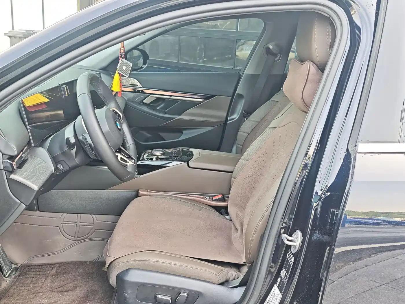 BMW 5 Series 2024 530Li Leading M Sport Package фото 10
