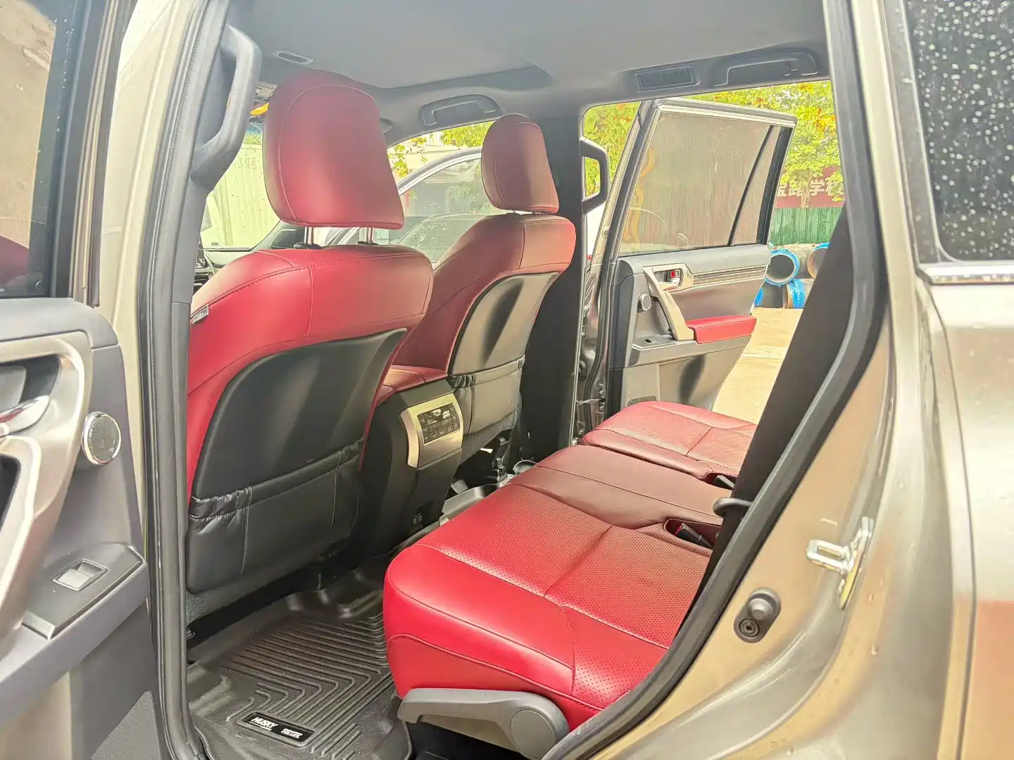 Photo 4 - Lexus GX
