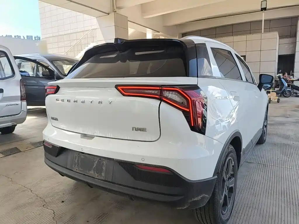 Фото 7 - Geely Geometry E Firefly
