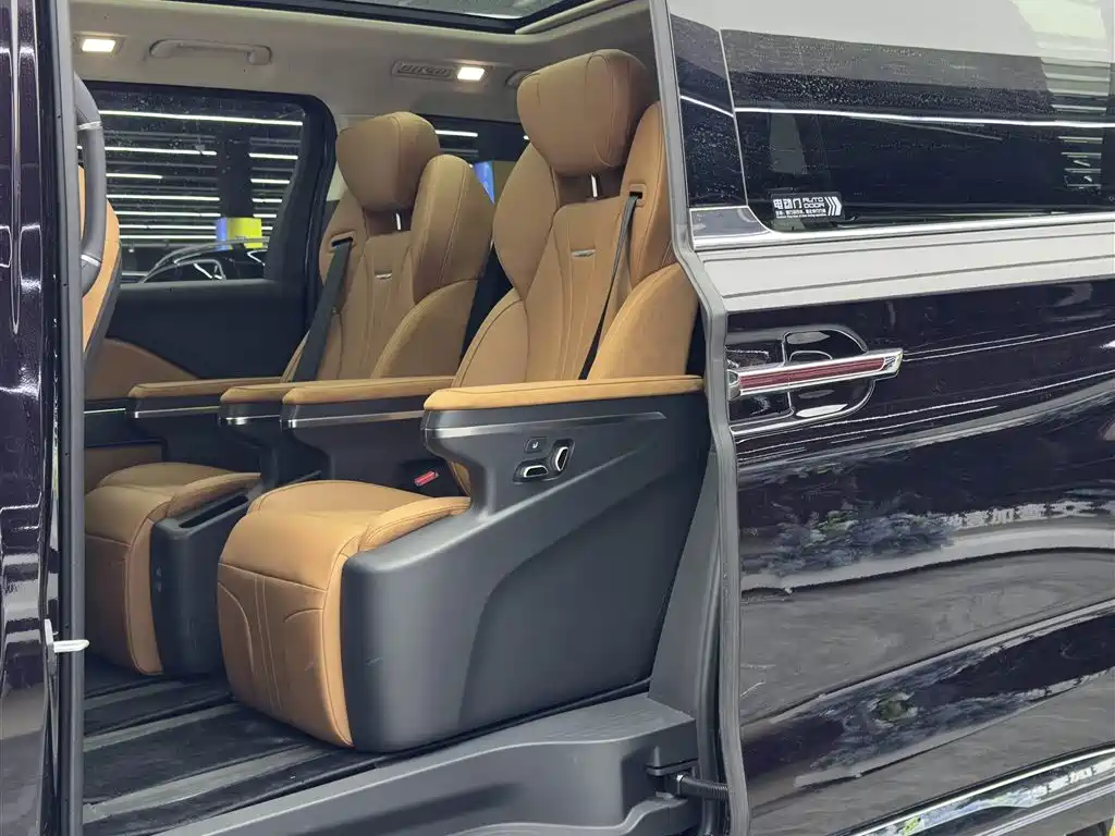 Hongqi HQ9 PHEV 2024 Model 2.0T AWD Business Edition фото 7