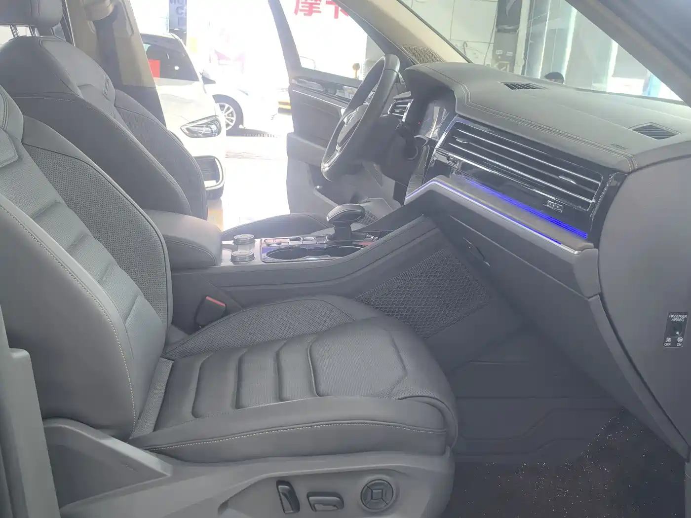 Volkswagen Touareg 2019 3.0TSI Sharp Edge Edition China VI фото 12