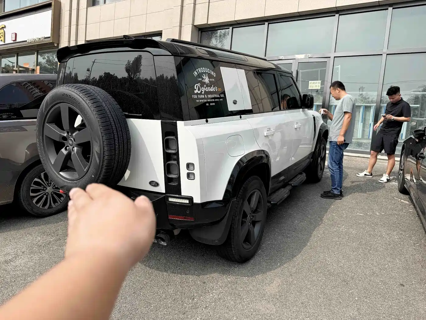 Photo 2 - Land Rover Defender