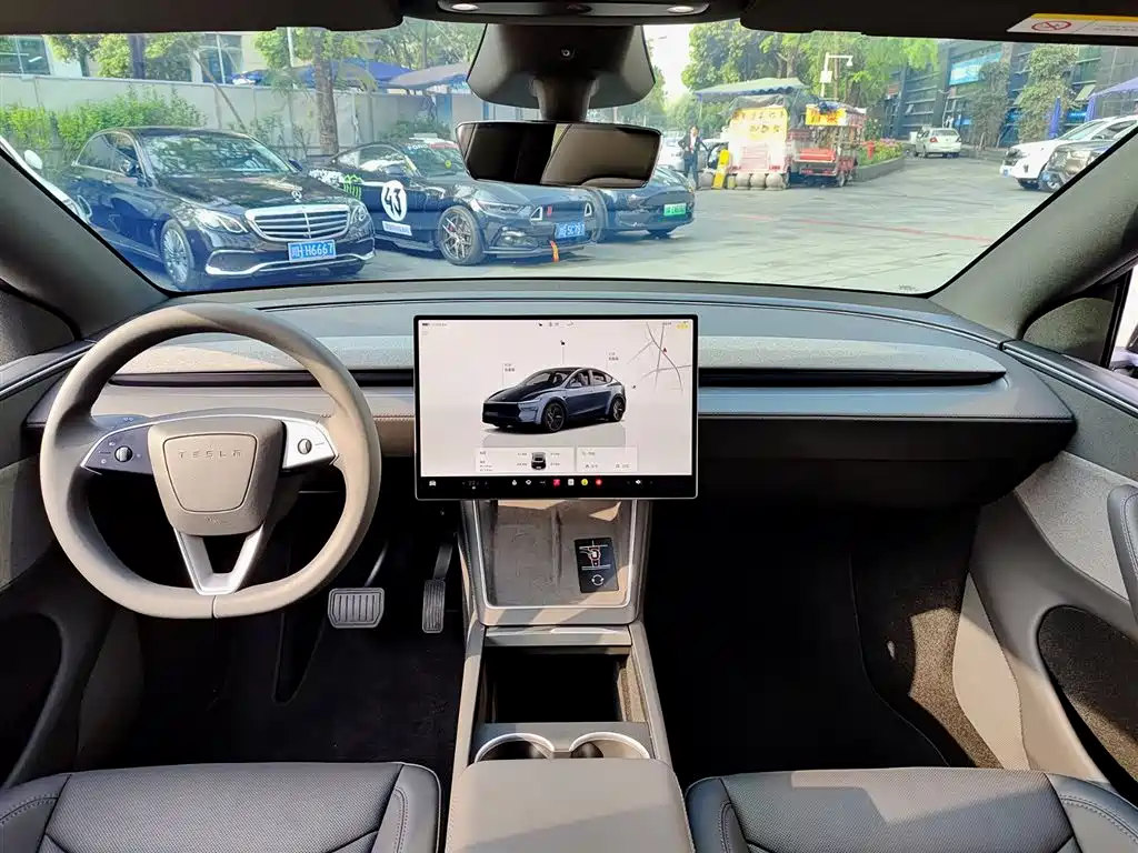 TESLA MODEL Y