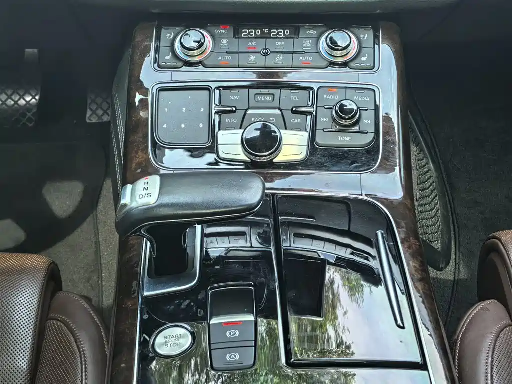 Photo 15 - Audi A8