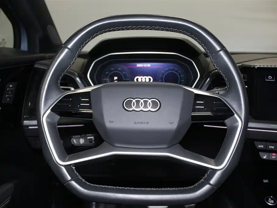 AUDI Q4 E TRON
