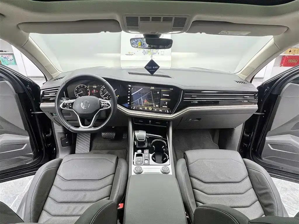 VOLKSWAGEN TOUAREG