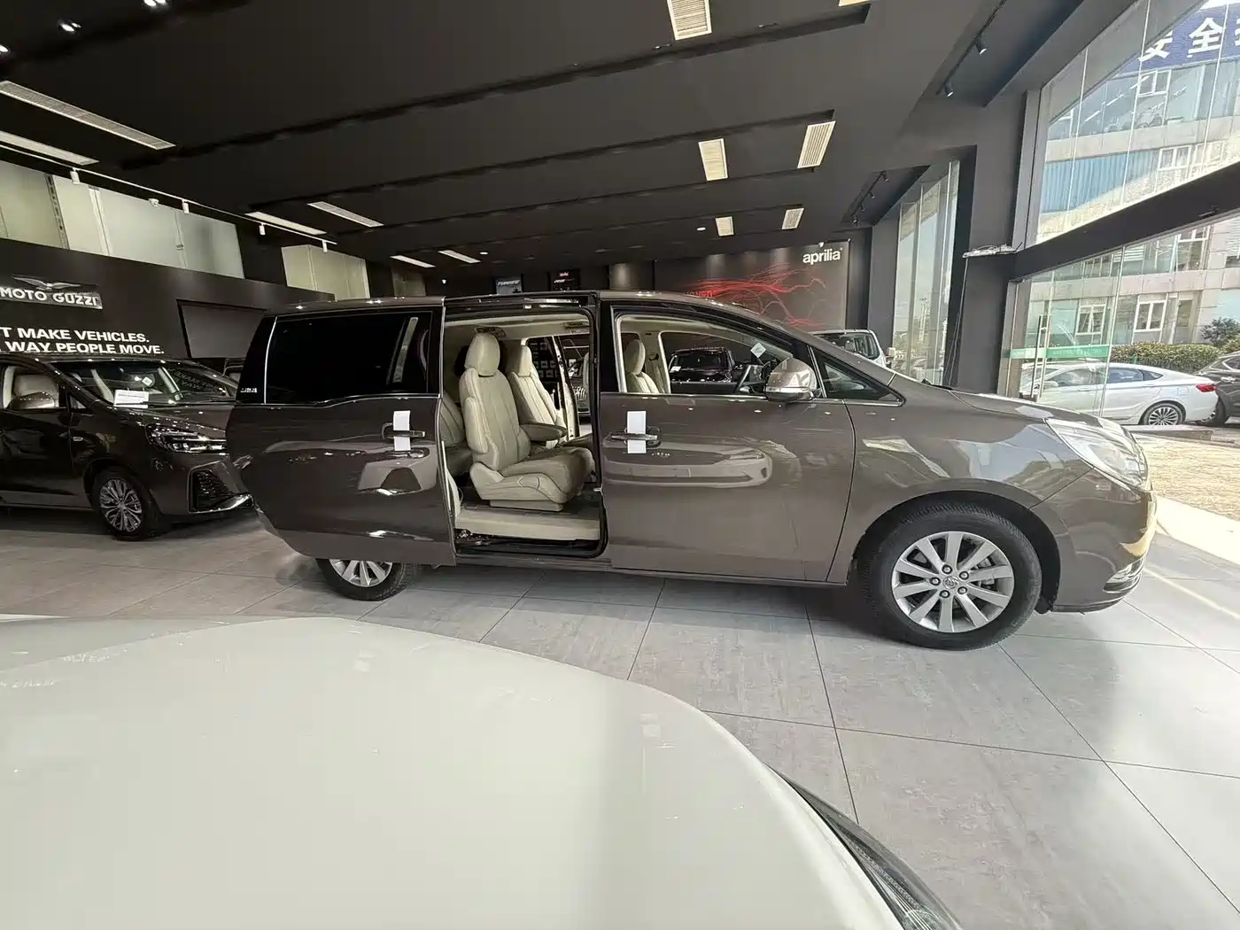 Buick GL8 2014 2.4L CT Luxury Business Comfort фото 4