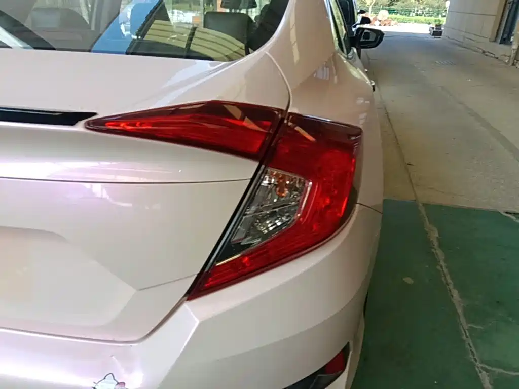 Фото 8 - Honda Civic