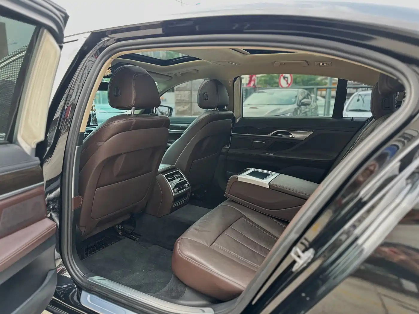 BMW 7 Series 2016 730Li Leading фото 12