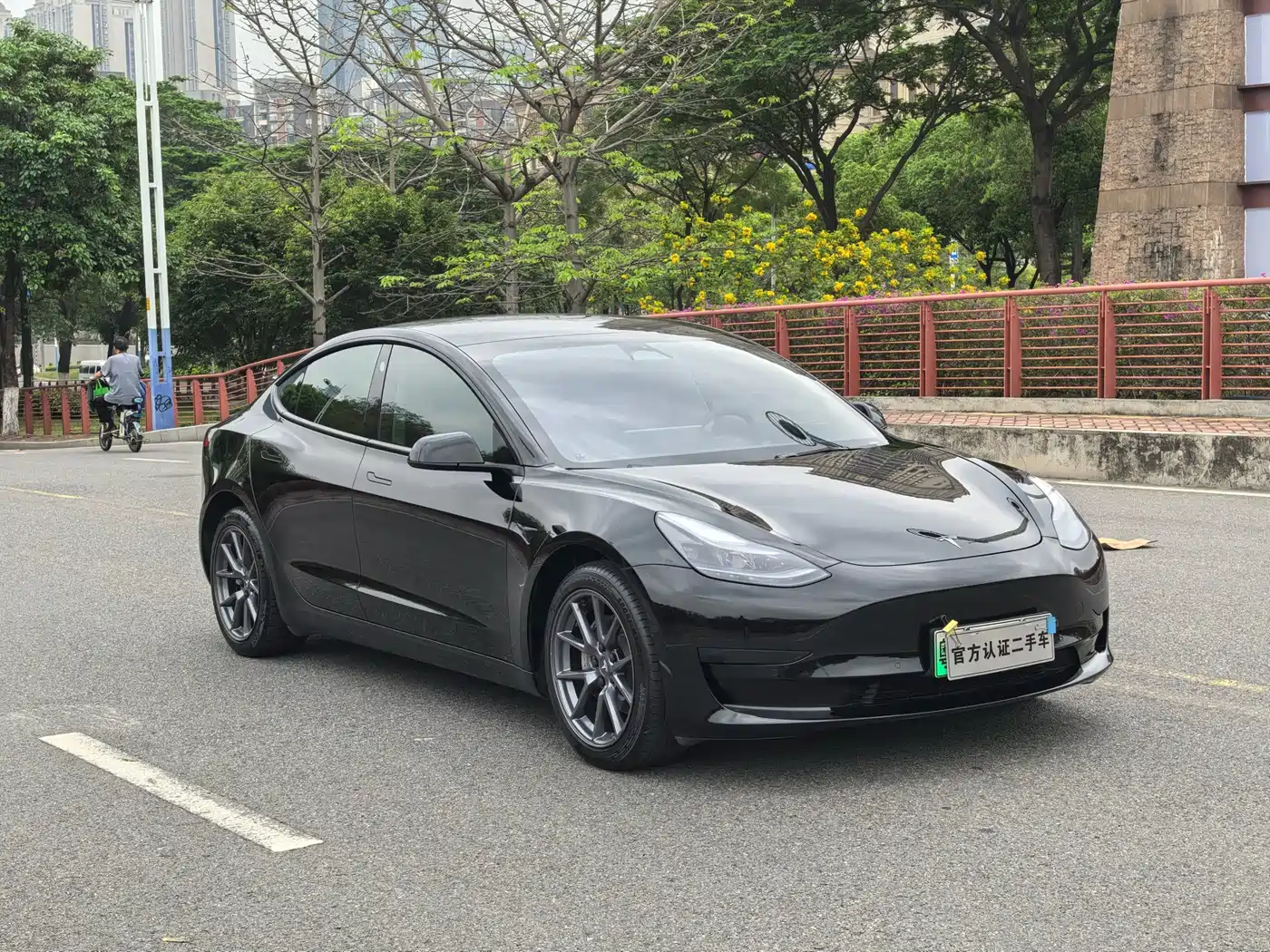 TESLA MODEL 3