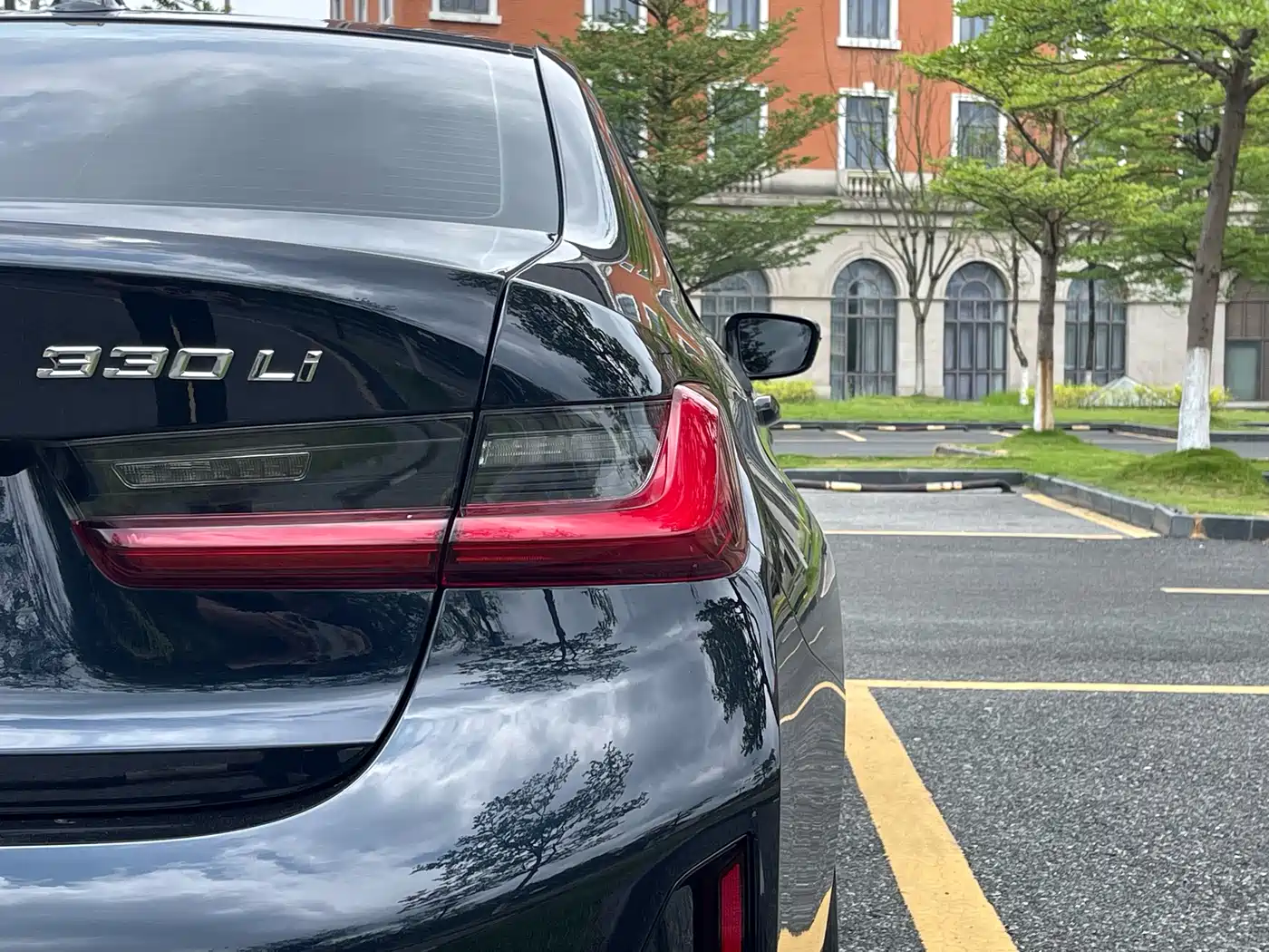 BMW 3 Series 2025 330Li M Sport Night Edition фото 10