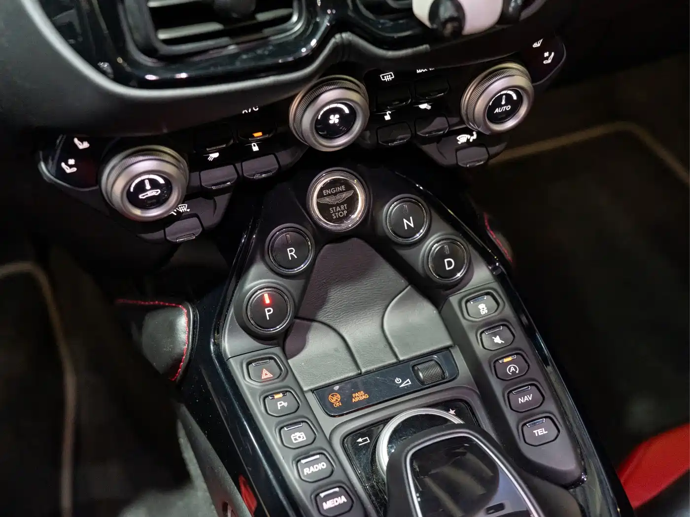 Aston Martin V8 Vantage 2019 2018 4.0T V8 Coupe