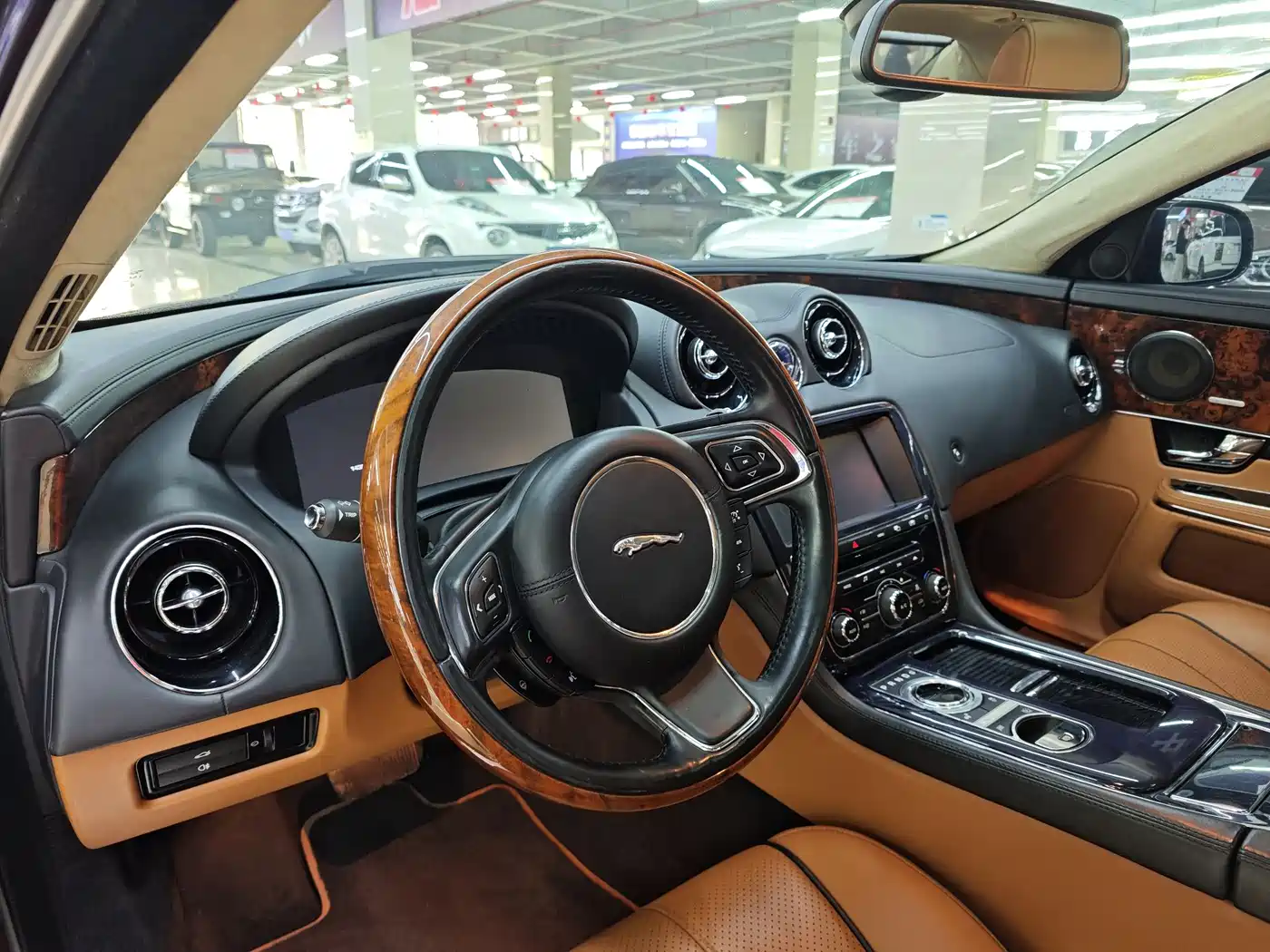 Jaguar XJ 2010 Model XJL 5.0 Panoramic Luxury Edition фото 8