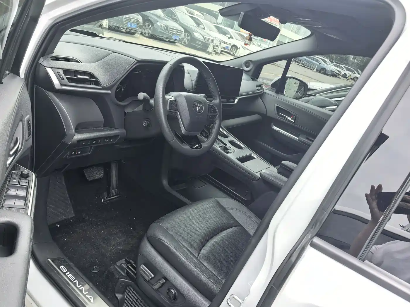 Toyota Sienna 2023 2.5L Hybrid Platinum Edition фото 4