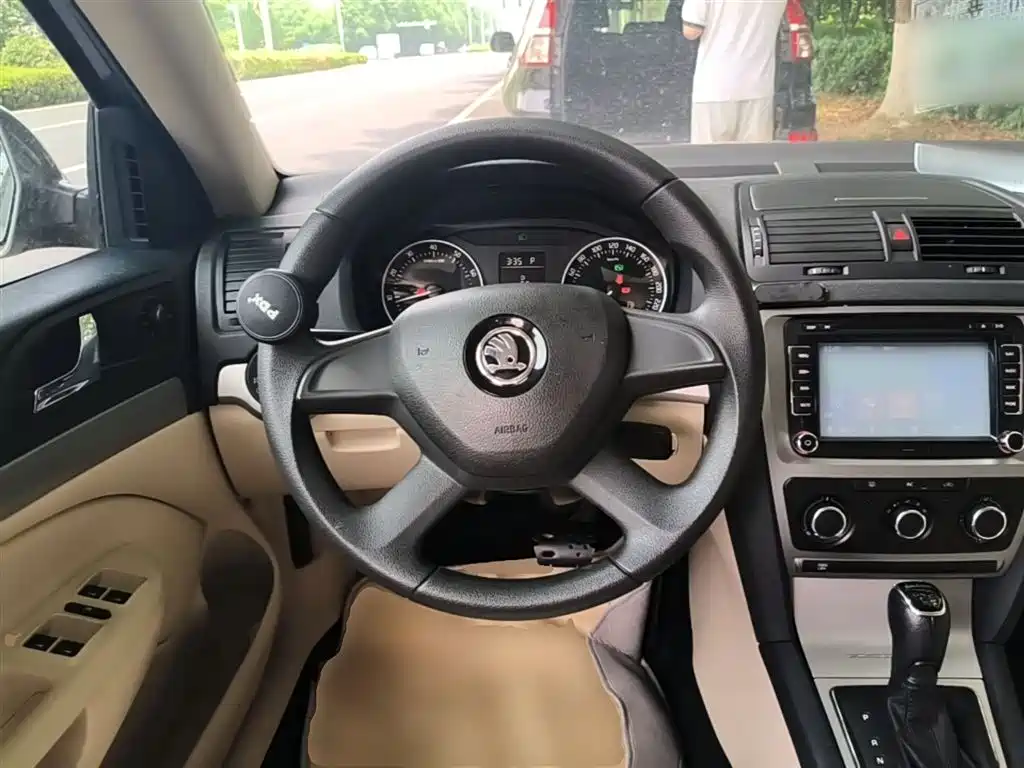 Škoda Octavia 2015 Classic 1.6L Automatic Elite Edition фото 11