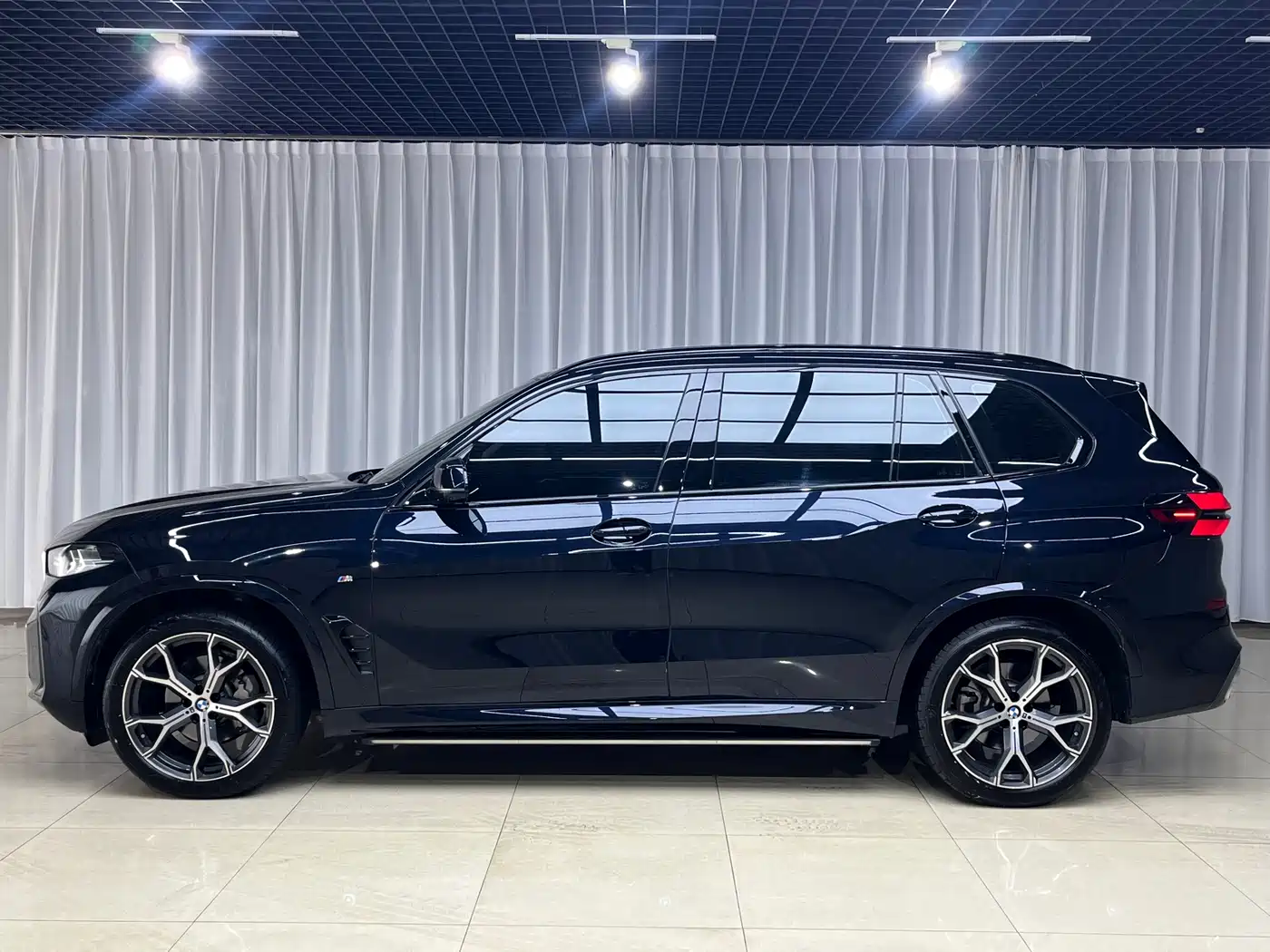 BMW X5 2023 xDrive 30Li Premium M Sport Black Night Package фото 4