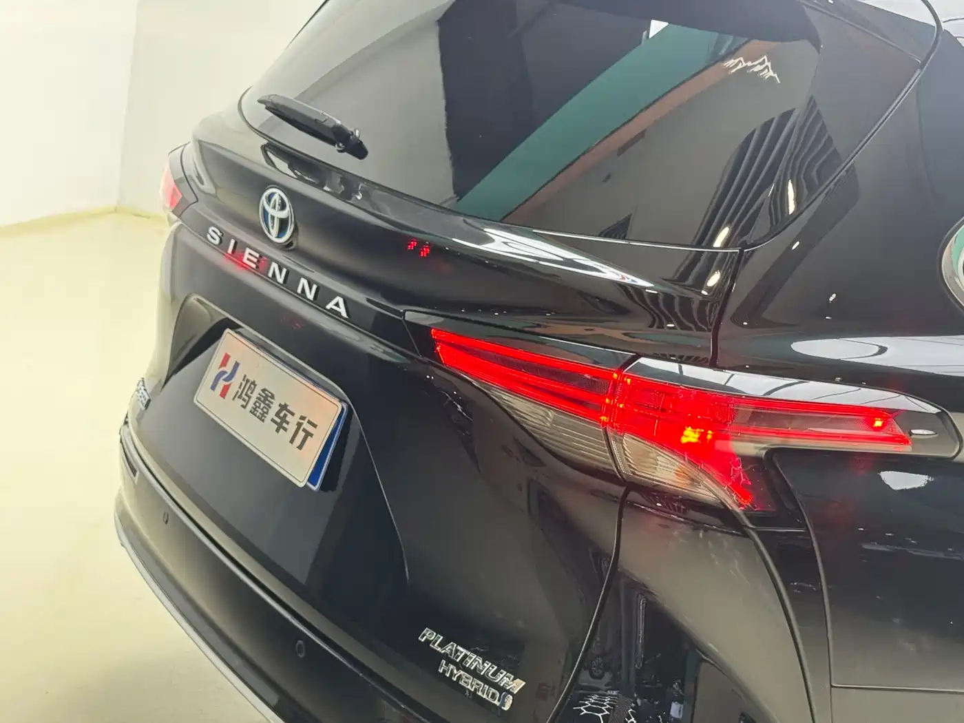 Toyota Sienna 2023 2.5L Hybrid Platinum Edition фото 19