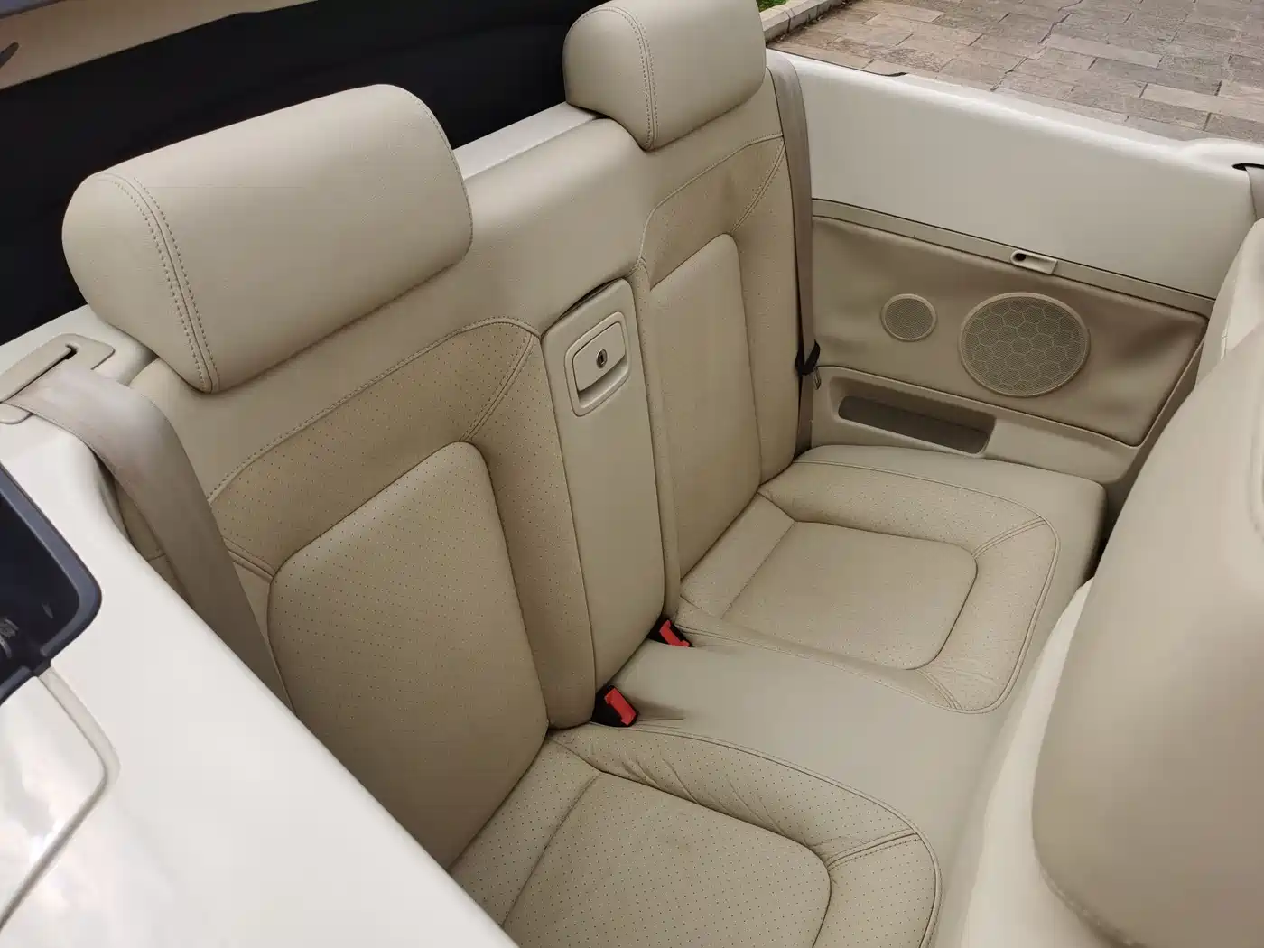 Volkswagen Beetle 2010 Model 2.0 BlackOrange Convertible Luxury Edition фото 16