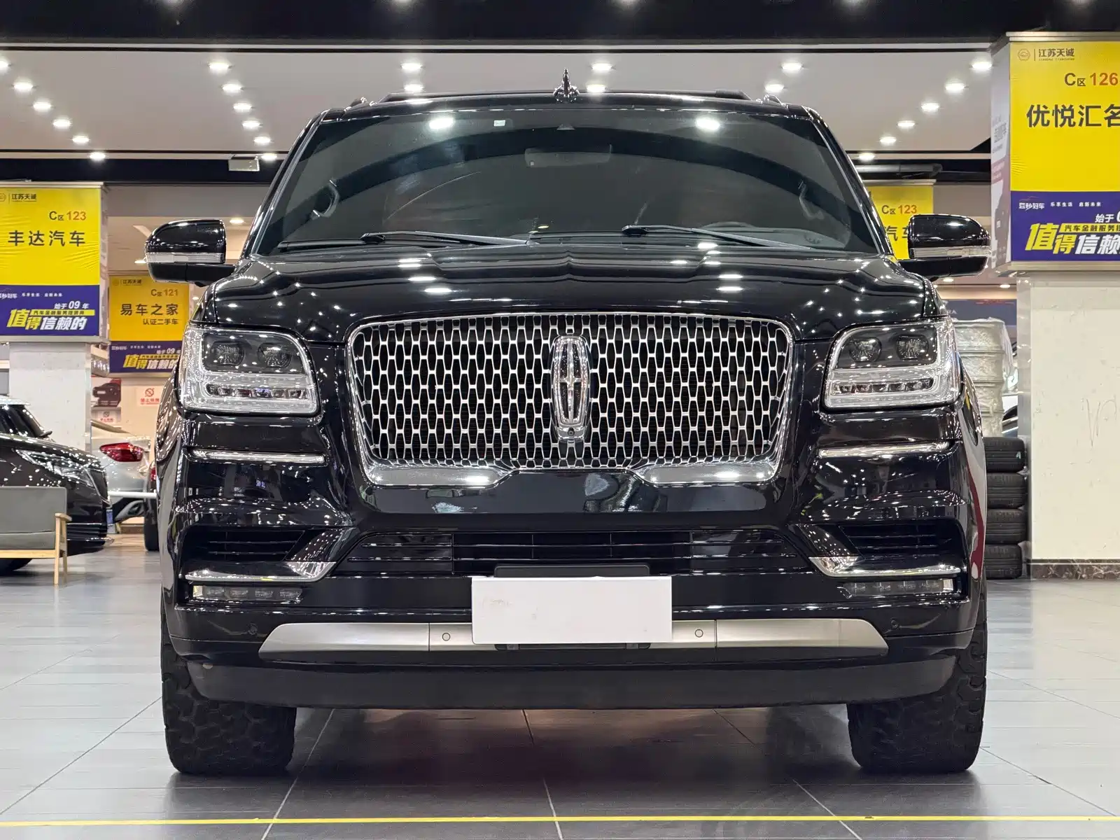 Фото 2 - Lincoln Navigator