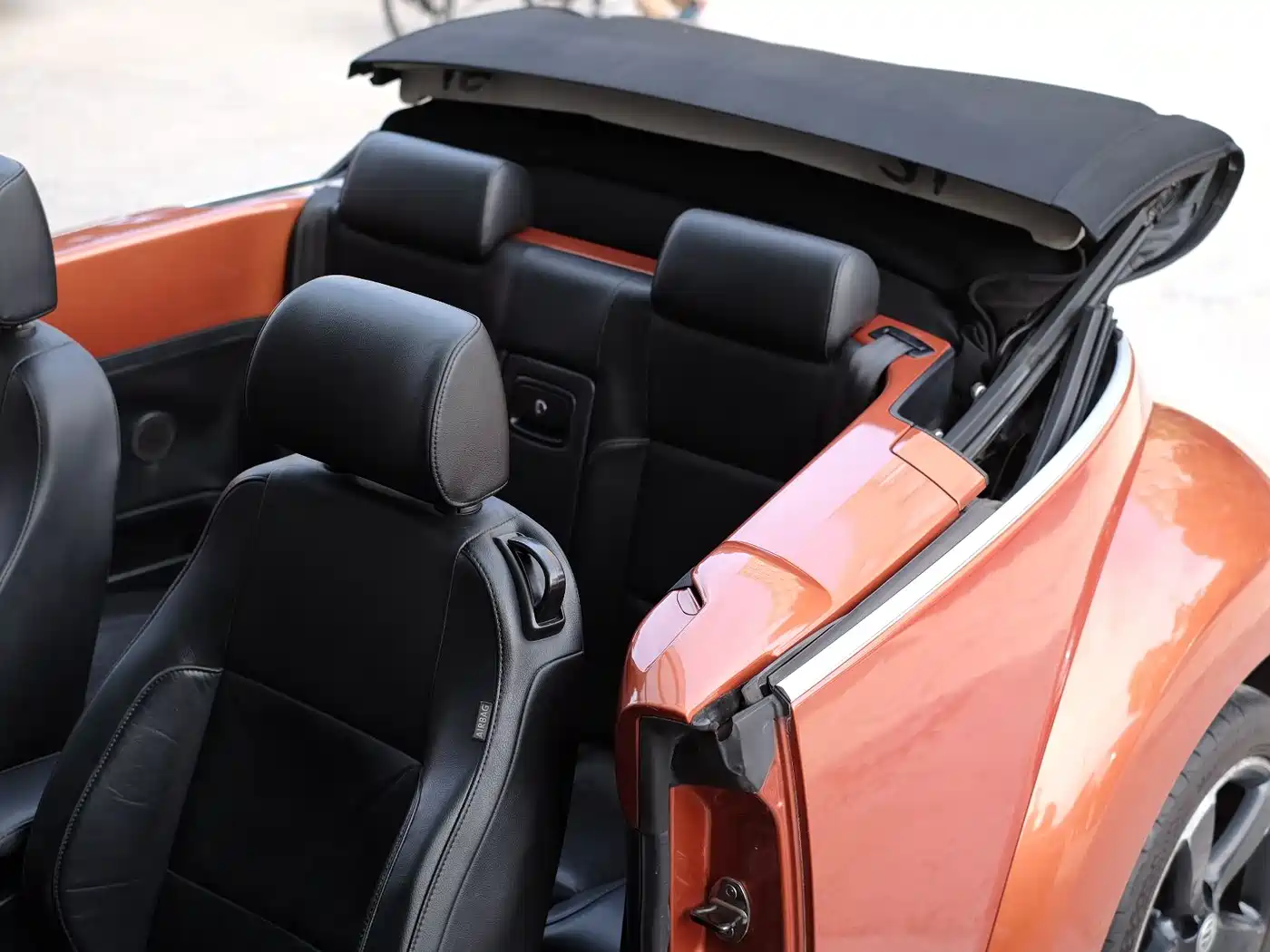 Volkswagen Beetle 2010 Model 2.0 BlackOrange Convertible Luxury Edition фото 22