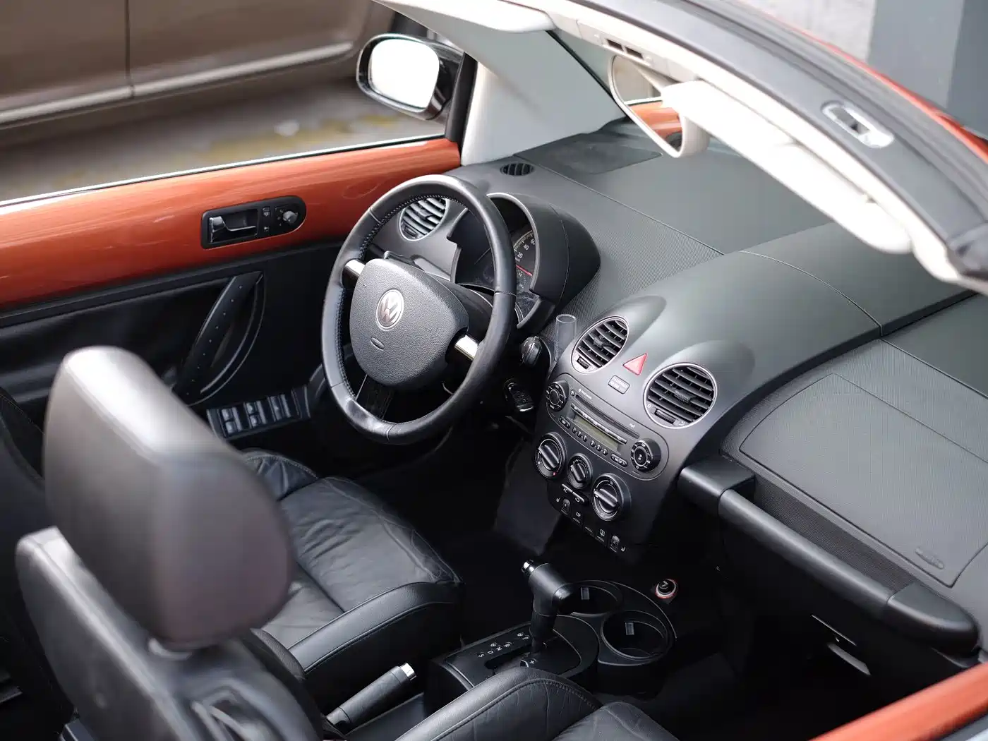 Volkswagen Beetle 2010 Model 2.0 BlackOrange Convertible Luxury Edition фото 41