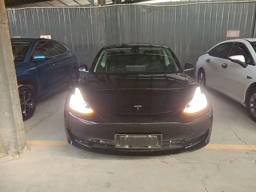 Фото 3 - Tesla Model 3
