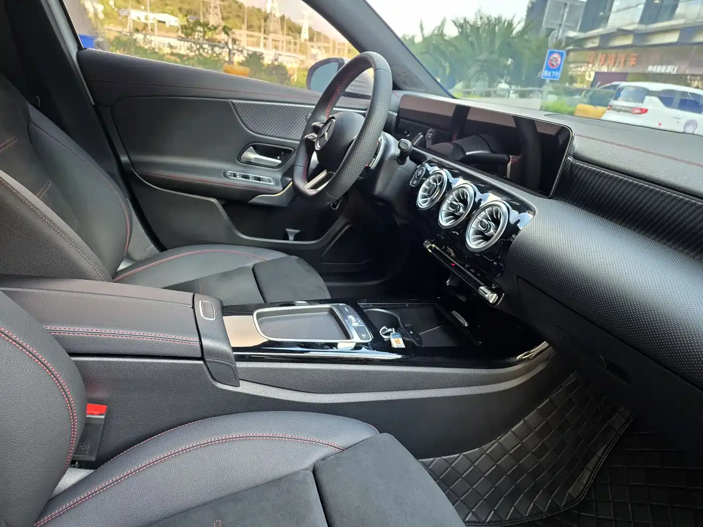 Mercedes-Benz A-Class 2024 A 200 L Fashion Edition фото 29
