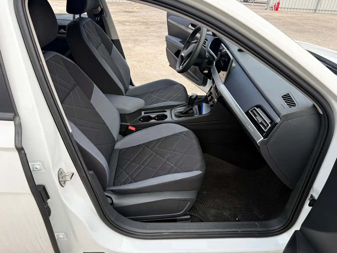 Volkswagen Lavida 2024 Model 1.5L Automatic Delight Edition фото 8