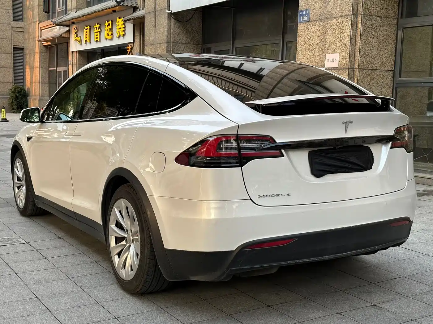 TESLA MODEL X