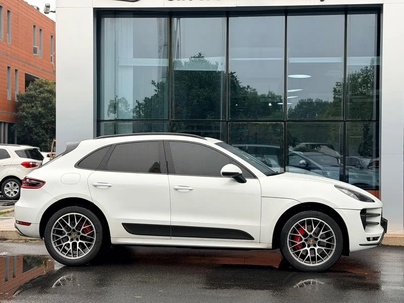 Photo 3 - Porsche Macan