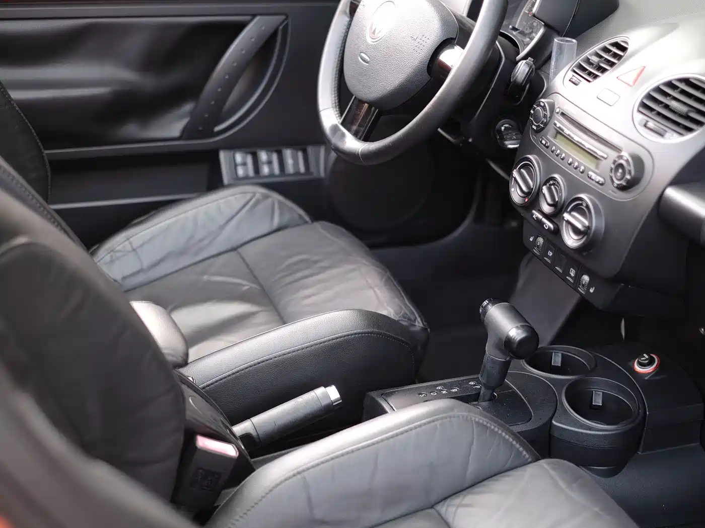 Volkswagen Beetle 2010 Model 2.0 BlackOrange Convertible Luxury Edition фото 46
