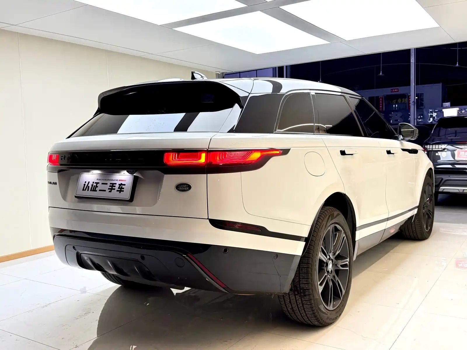 Фото 22 - Land Rover Range Rover Velar