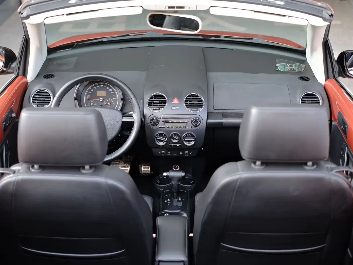Volkswagen Beetle 2010 Model 2.0 BlackOrange Convertible Luxury Edition фото 32