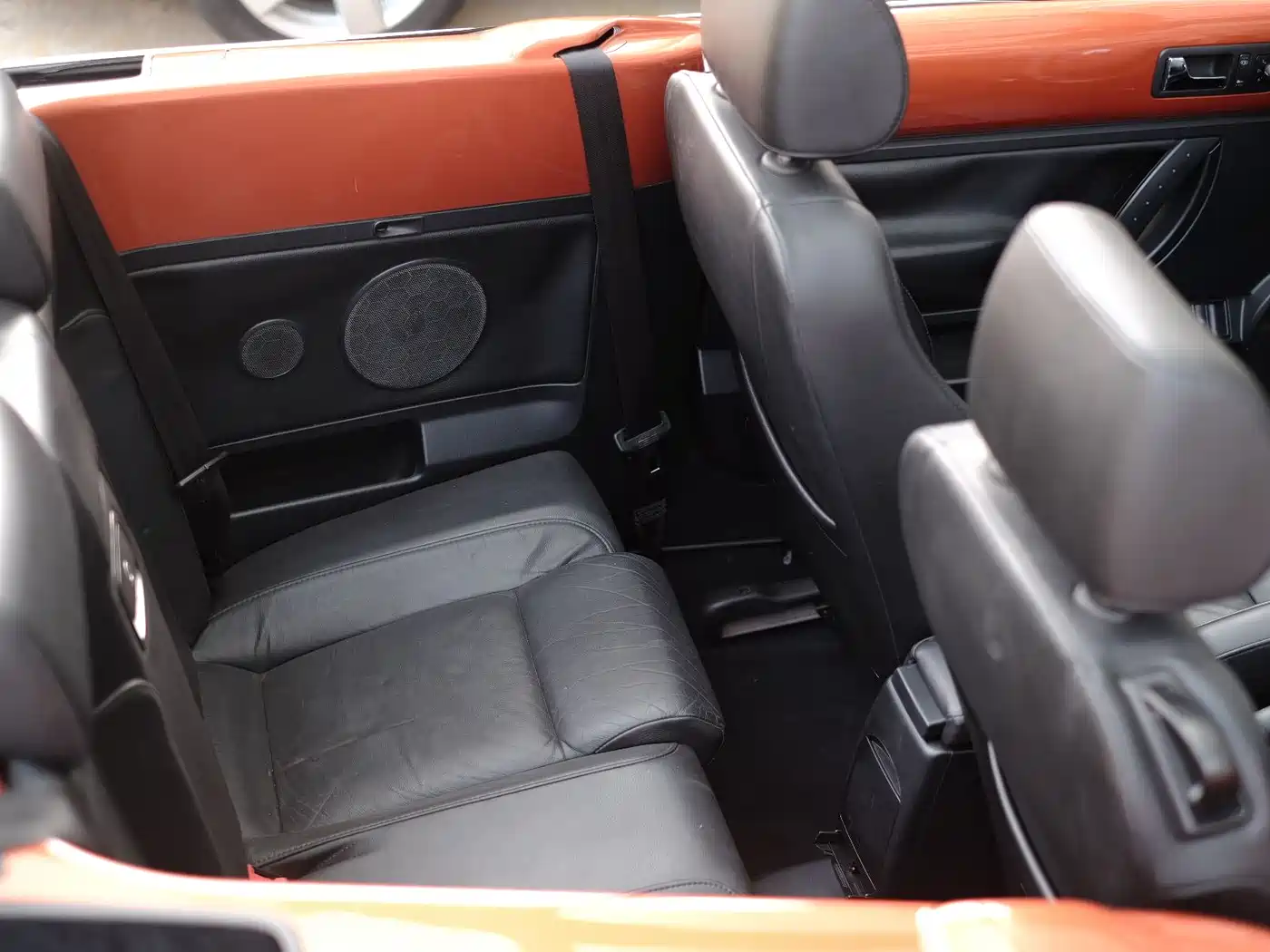Volkswagen Beetle 2010 Model 2.0 BlackOrange Convertible Luxury Edition фото 36
