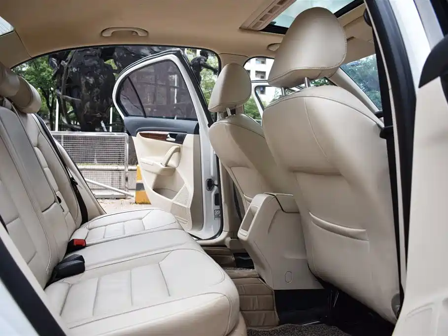 Volkswagen Lavida 2013 Facelift Classic 1.6L Automatic Comfort фото 9