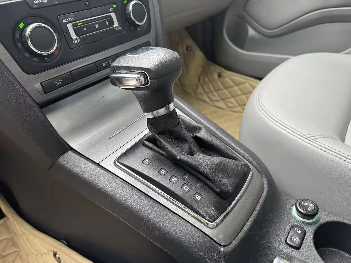 Škoda Octavia 2013 1.6L Automatic Prestige Edition фото 14