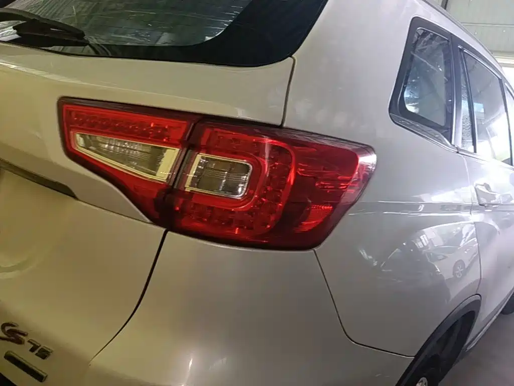 Фото 8 - Changan CS75