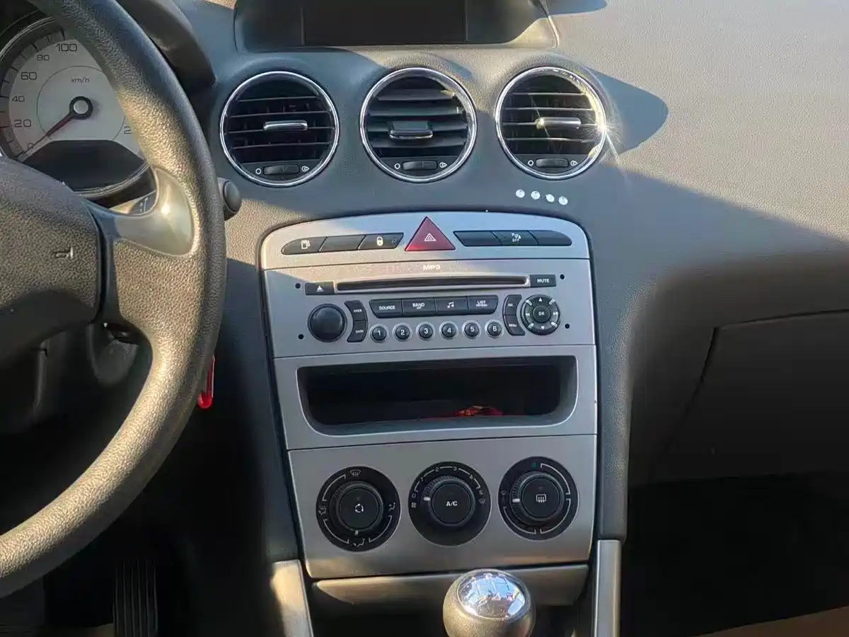 Peugeot 408 2011 1.6L Manual Comfort Edition фото 10