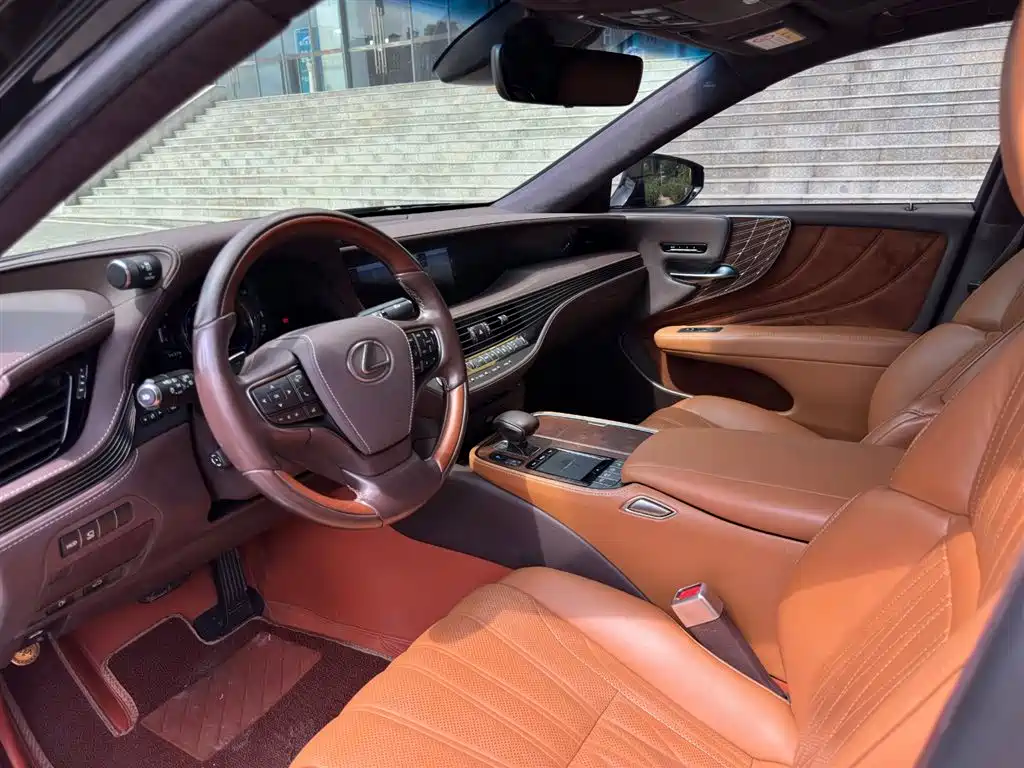 Lexus LS 2018 500h Executive Edition China V фото 20