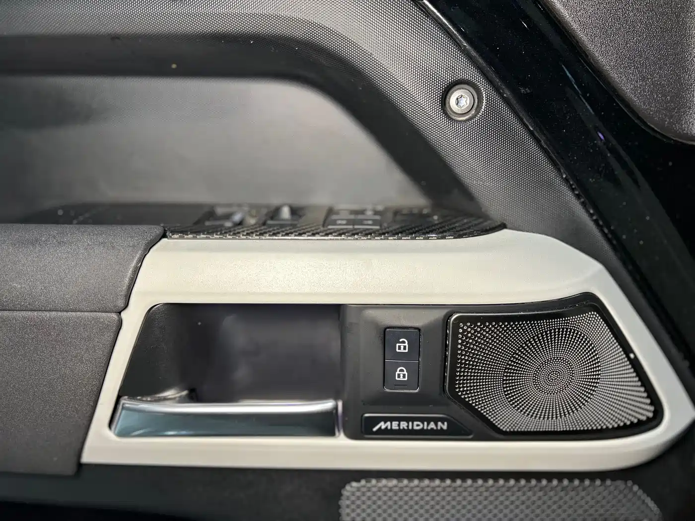 Land Rover Defender 2023 Model 90 2.0T P300 SE фото 21