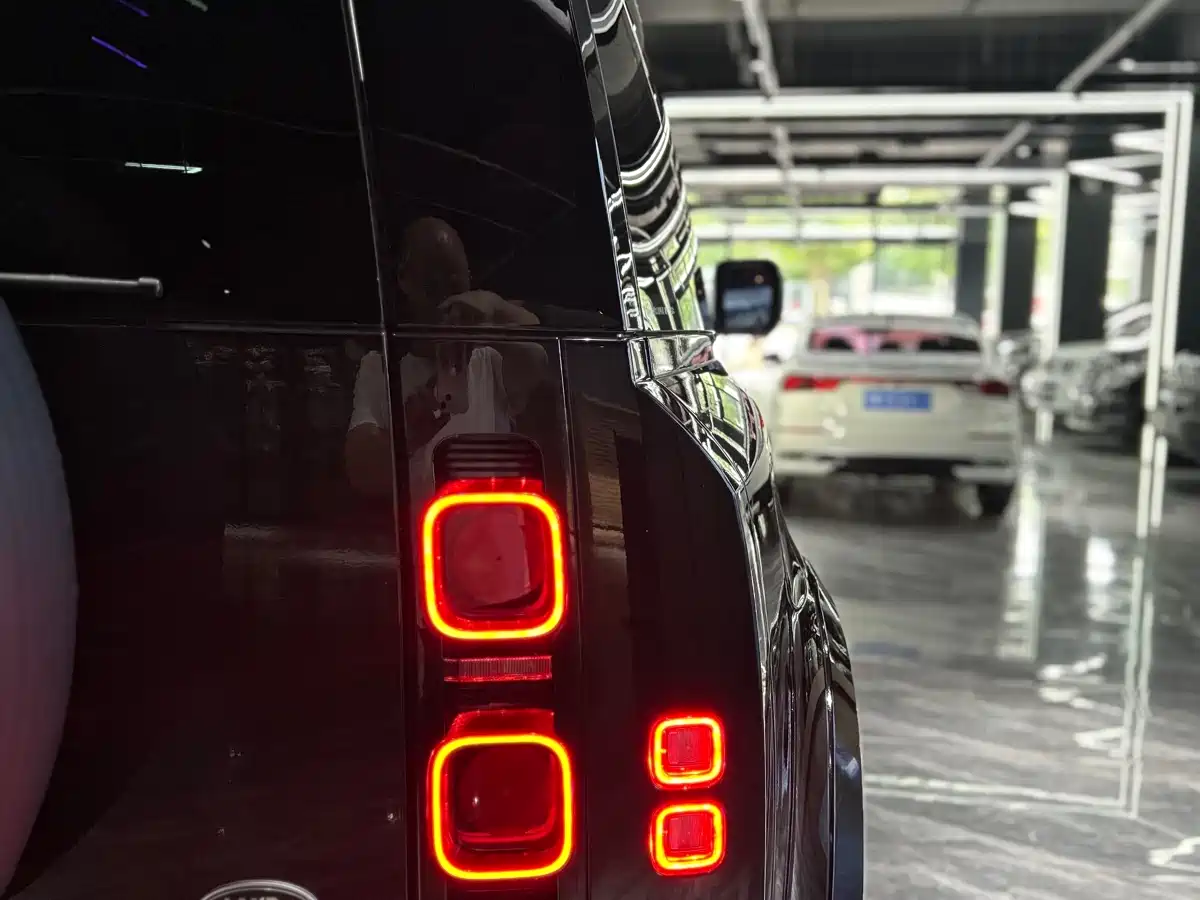 Land Rover Defender 2023 Model 90 2.0T P300 SE фото 30