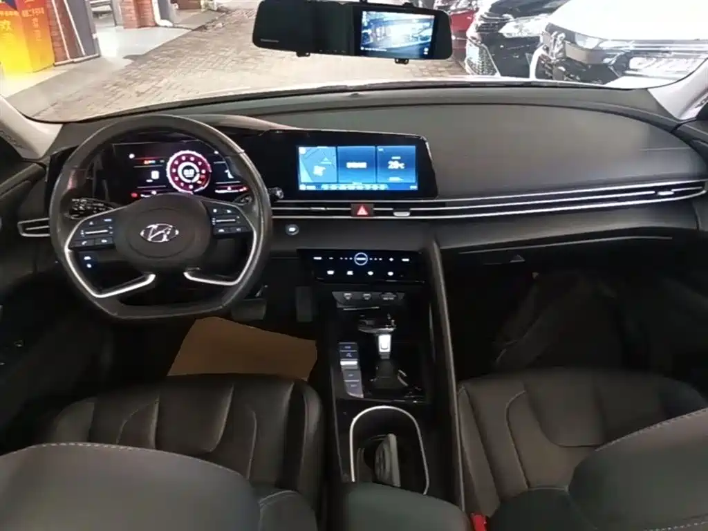 Hyundai Elantra 2021 1.5L CVT LUX Premium Edition фото 10