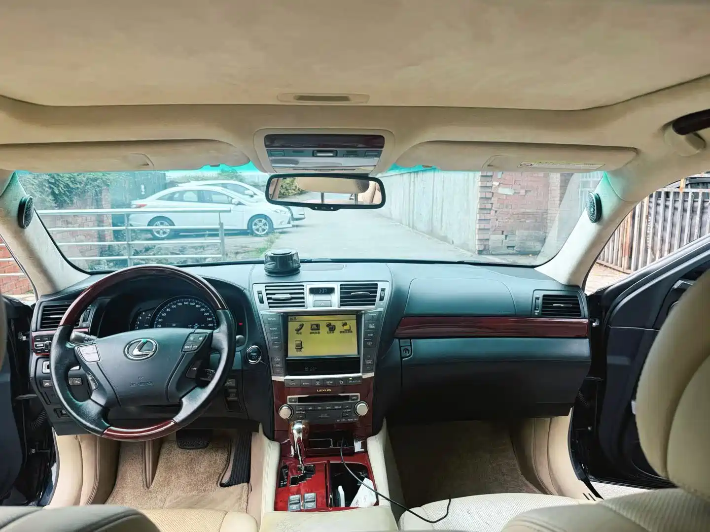 Фото 6 - Lexus LS