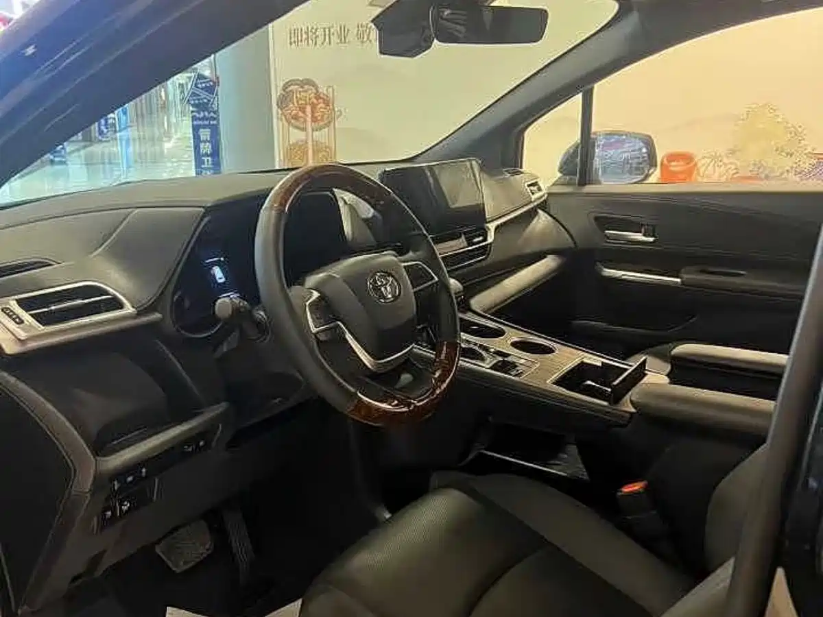 Фото 4 - Toyota Sienna