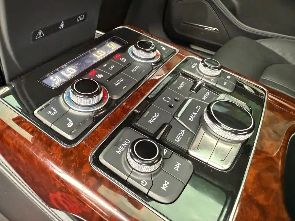 Photo 8 - Audi A8