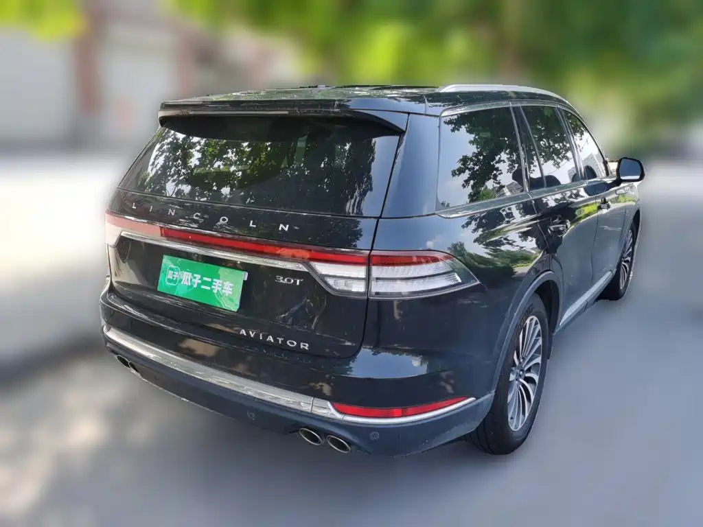 Photo 5 - Lincoln Aviator