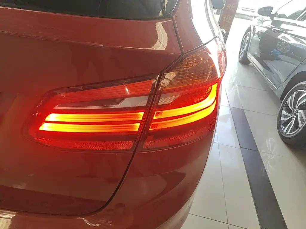 Фото 8 - BMW 2 Series Touring